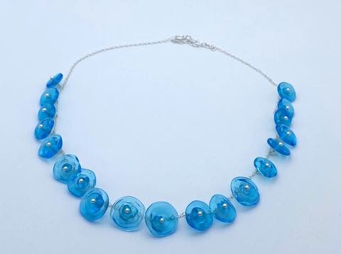 Collier aux perles bleues